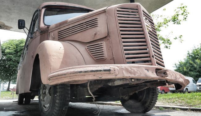 NOVI ŽIVOT ČUVENE OLUPINE: Jadran film restaurira legendarni autobus iz filma "Ko to tamo peva"