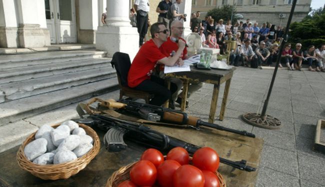 VIDEO: Frljić i pročelnik Šarar napadnuti ispred riječkog HNK usred performansa