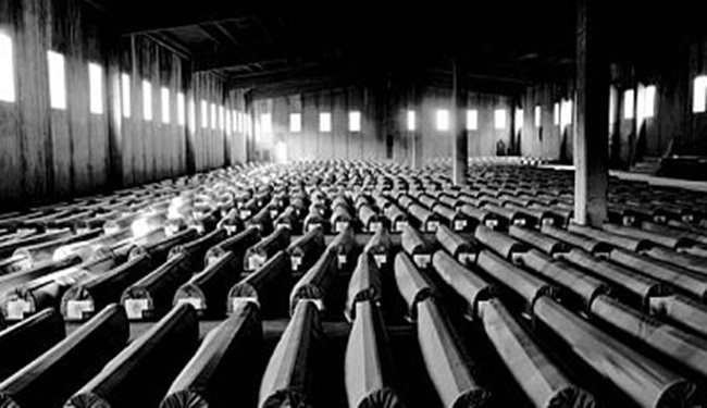 OBLJETNICA GENOCIDA I NJIHOVA ROĐENJA: Beogradski studenti peticijom protiv odlaska Vučića i Nikolića u Srebrenicu