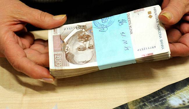 NOVAC U RUKAMA: U ovoj zemlji nije isto ako porez utaji frizerka i ako ga utaji tajkun