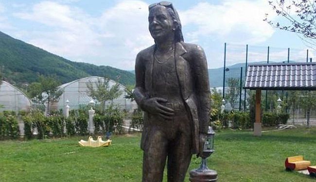 KAD NI'KO DRUGI NEĆE: Sam sebi podigao brončani spomenik u prirodnoj veličini