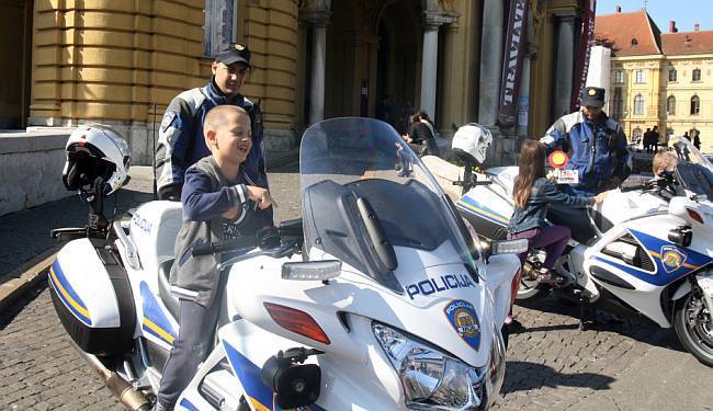 POŠTUJTE NAŠE ZNAKOVE (FOTO): Tjedan u znaku prvašića koji su kroz igru učili kako sigurno sudjelovati u prometu