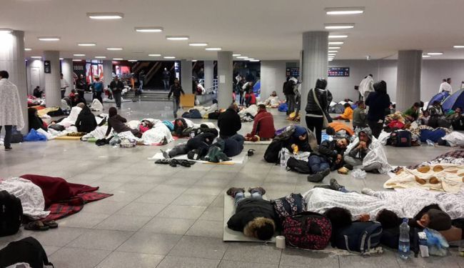 IZA OGRADE: Keleti - privremena stanica u žicom ograđenoj Mađarskoj