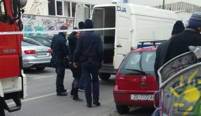 DOŠLI I VATROGASCI: Mladi aktivisti Inicijative "Dobrodošli" privedeni zbog poruke Milanoviću i Tusku