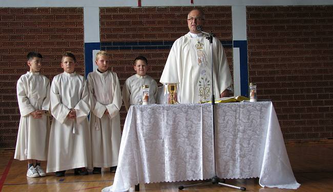 ŠTO NEDOSTAJE NA PLAKATU: Optužuje mir i komunizam za pedofiliju, a župu u Botincu naslijedio od osuđenog pedofila