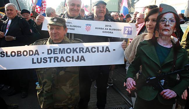 ATMOSFERA STRAHA: Blokirali ulaz u Agenciju za elektroničke medije, Mirjani Rakić poklonili četničku šubaru