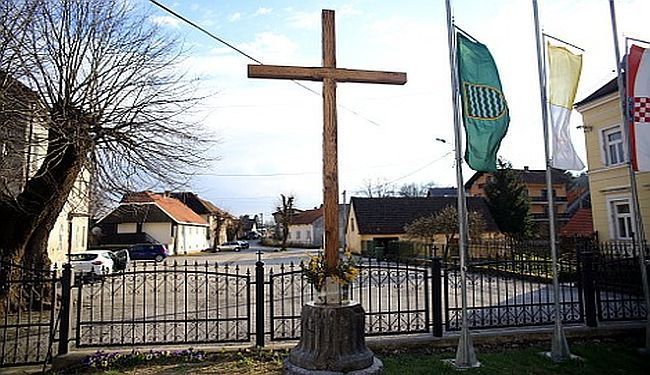 BARBARSTVO U DUGOJ RESI: Na 2.000 godina star sunčani sat župnik zašarafio križ