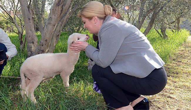 PUTUJUĆI URED: Je li išta bolje onima koje Kolinda Grabar-Kitarović posjeti?