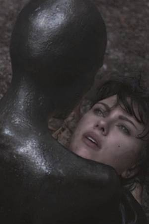 ISPOD KOŽE (UNDER THE SKIN): Drsko upućeni prst-srednjak mizoginiji i seksizmu