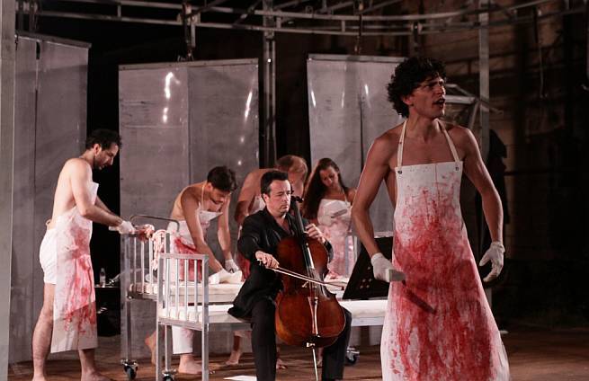 Mali mi je ovaj grob