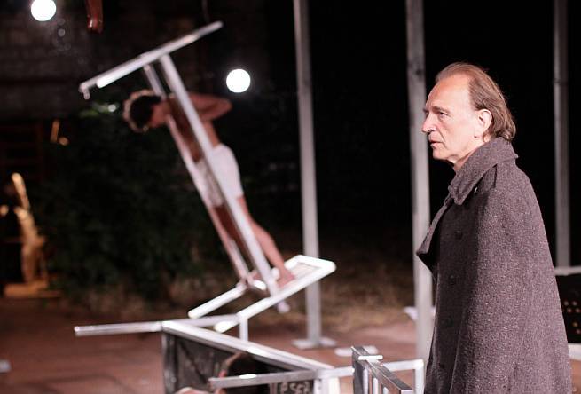 Mali mi je ovaj grob