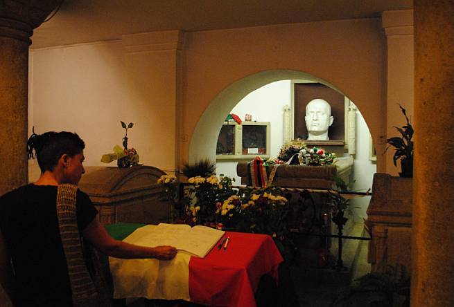 Benito Mussolini tumb