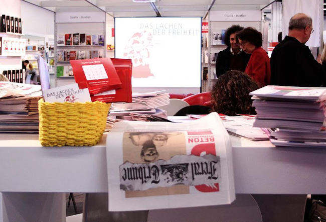 Frankfurter Rundschau objavio je 'izvanredni' broj Feral Tribunea na 16 stranica 