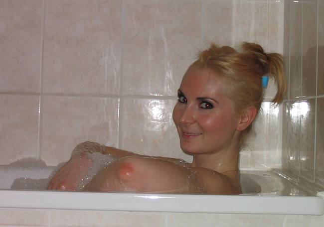 Lakat djevojka u kadi