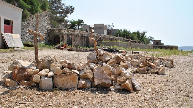 Grobovi Goli otok