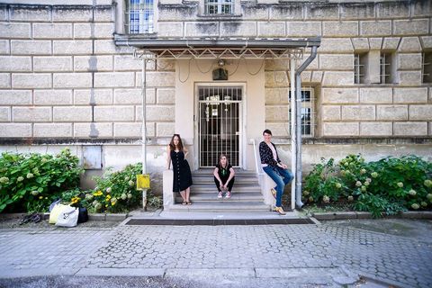 Vida Meić, Melinda Šefćić i Monika Meglić u dvorištu požeške kaznionice