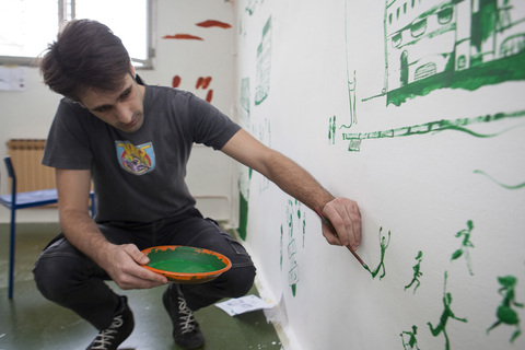 Dominik Vuković oslikava mural