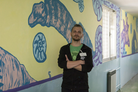 Ivan Oštarčević ispred svog rada „Adaptacija”