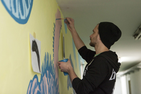 Ivan Oštarčević oslikava mural „Adaptacija”