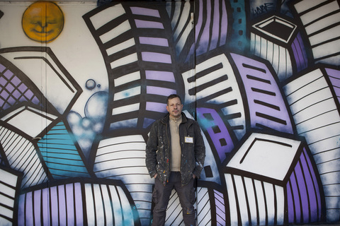 Slaven Kosanović Lunar ispred svog rada "Heroes"