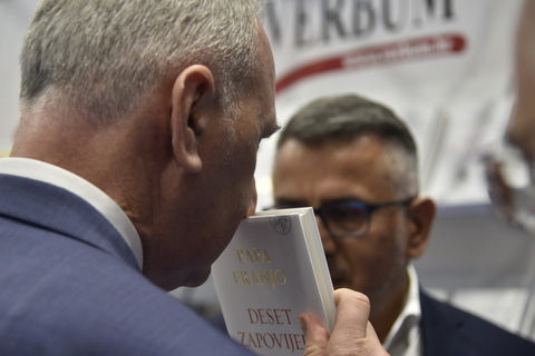 Gradonačelnik Splita Andro Krstulović Opara miriše knjigu