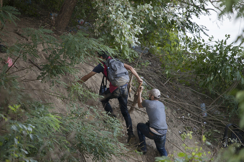 DAVOR KONJIKUŠIĆ - FOTOGRAFIJE S GRANICE: Što raditi s patnjom koju sam vidio?