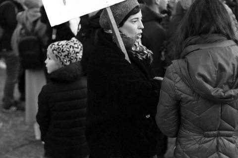 VELIKA FOTOGALERIJA: Osmi mart se slavi na ulicama, a ne u restoranima