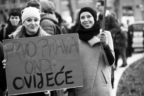 VELIKA FOTOGALERIJA: Osmi mart se slavi na ulicama, a ne u restoranima