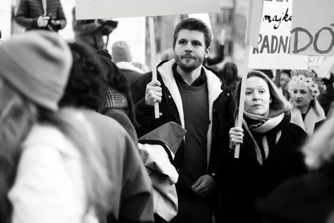 VELIKA FOTOGALERIJA: Osmi mart se slavi na ulicama, a ne u restoranima