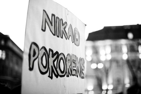 VELIKA FOTOGALERIJA: Osmi mart se slavi na ulicama, a ne u restoranima