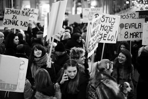 VELIKA FOTOGALERIJA: Osmi mart se slavi na ulicama, a ne u restoranima