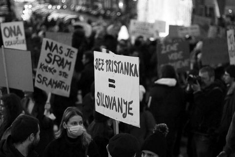 VELIKA FOTOGALERIJA: Osmi mart se slavi na ulicama, a ne u restoranima