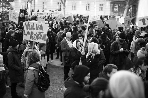 VELIKA FOTOGALERIJA: Osmi mart se slavi na ulicama, a ne u restoranima