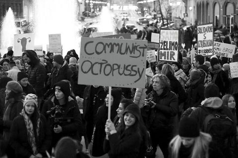 VELIKA FOTOGALERIJA: Osmi mart se slavi na ulicama, a ne u restoranima