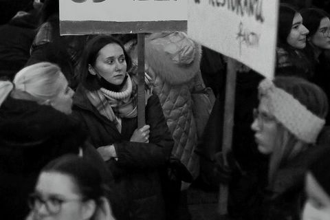 VELIKA FOTOGALERIJA: Osmi mart se slavi na ulicama, a ne u restoranima