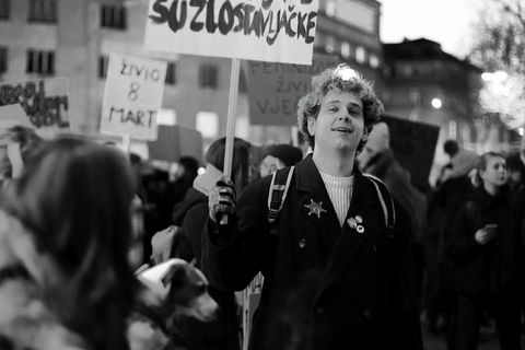 VELIKA FOTOGALERIJA: Osmi mart se slavi na ulicama, a ne u restoranima