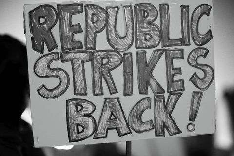 VELIKA FOTOGALERIJA: Osmi mart se slavi na ulicama, a ne u restoranima