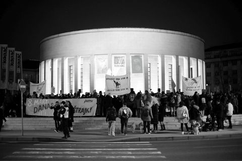 VELIKA FOTOGALERIJA: Osmi mart se slavi na ulicama, a ne u restoranima
