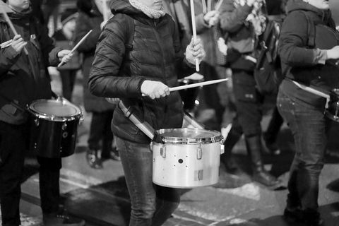 VELIKA FOTOGALERIJA: Osmi mart se slavi na ulicama, a ne u restoranima