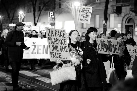 VELIKA FOTOGALERIJA: Osmi mart se slavi na ulicama, a ne u restoranima