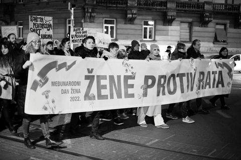 VELIKA FOTOGALERIJA: Osmi mart se slavi na ulicama, a ne u restoranima