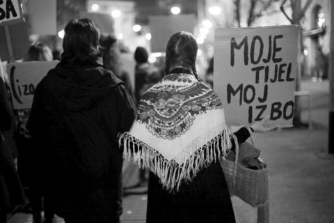 VELIKA FOTOGALERIJA: Osmi mart se slavi na ulicama, a ne u restoranima