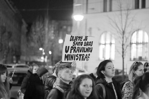 VELIKA FOTOGALERIJA: Osmi mart se slavi na ulicama, a ne u restoranima