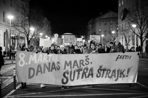 VELIKA FOTOGALERIJA: Osmi mart se slavi na ulicama, a ne u restoranima