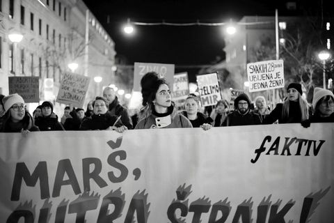 VELIKA FOTOGALERIJA: Osmi mart se slavi na ulicama, a ne u restoranima