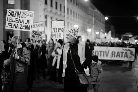 VELIKA FOTOGALERIJA: Osmi mart se slavi na ulicama, a ne u restoranima