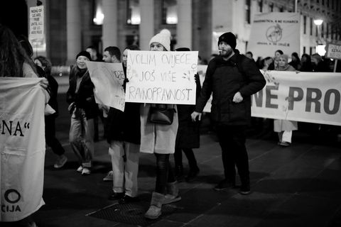 VELIKA FOTOGALERIJA: Osmi mart se slavi na ulicama, a ne u restoranima
