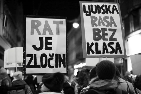 VELIKA FOTOGALERIJA: Osmi mart se slavi na ulicama, a ne u restoranima