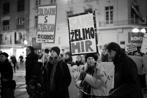 VELIKA FOTOGALERIJA: Osmi mart se slavi na ulicama, a ne u restoranima