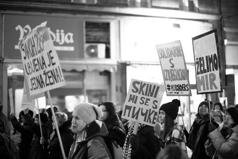 VELIKA FOTOGALERIJA: Osmi mart se slavi na ulicama, a ne u restoranima